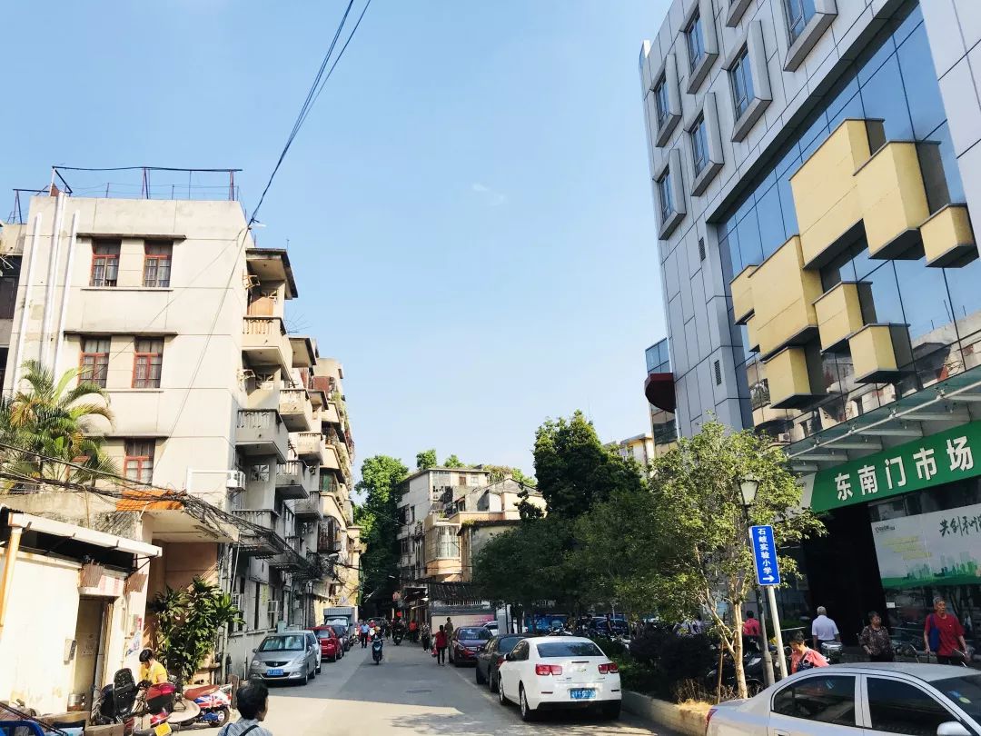 正对面走在熙熙攘攘的狮子街来到中山纪念堂附近就要往老区小巷里钻