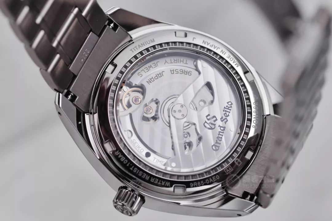 采用的是grand seiko系列手表的独有机芯——spring drive 9r65机芯