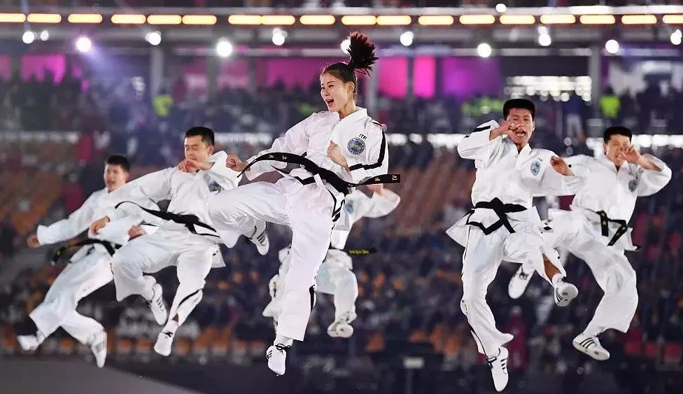 何为双飞踢双飞踢和横踢一样,都是拿脚背攻击目标,可以将它理解为两腿