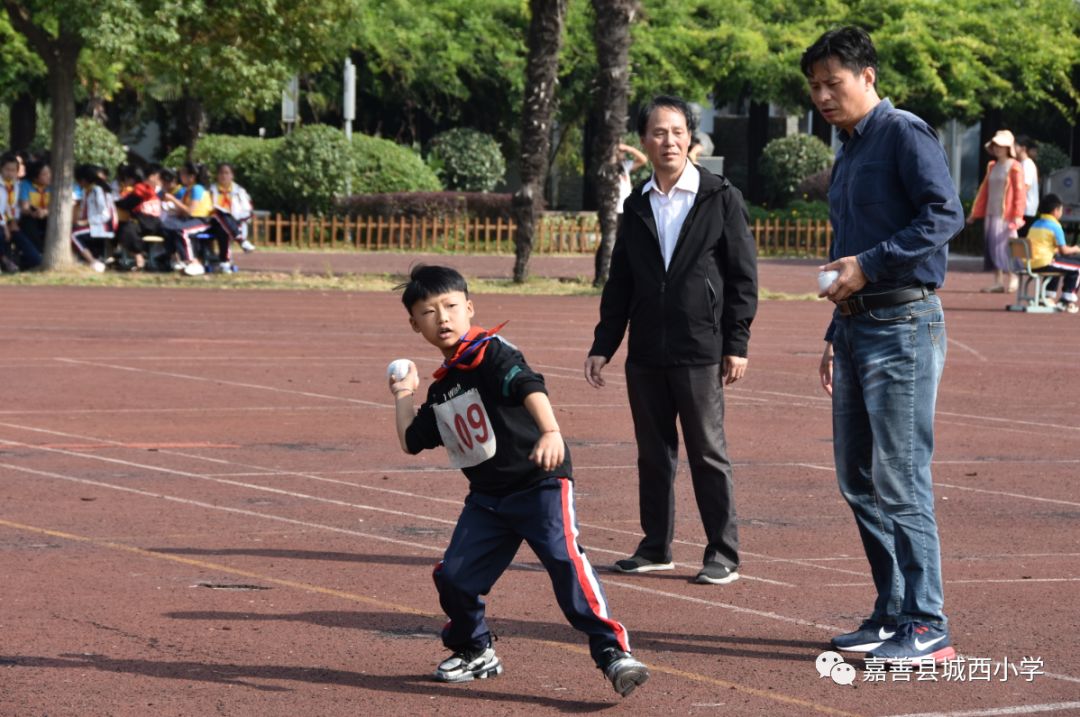 今天我们驰骋在绿茵操场上记嘉善县城西小学2019学年第四十届秋季运动