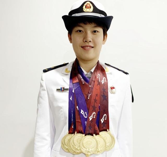 淄博女孩军运会上狂揽7金,军装靓照来了