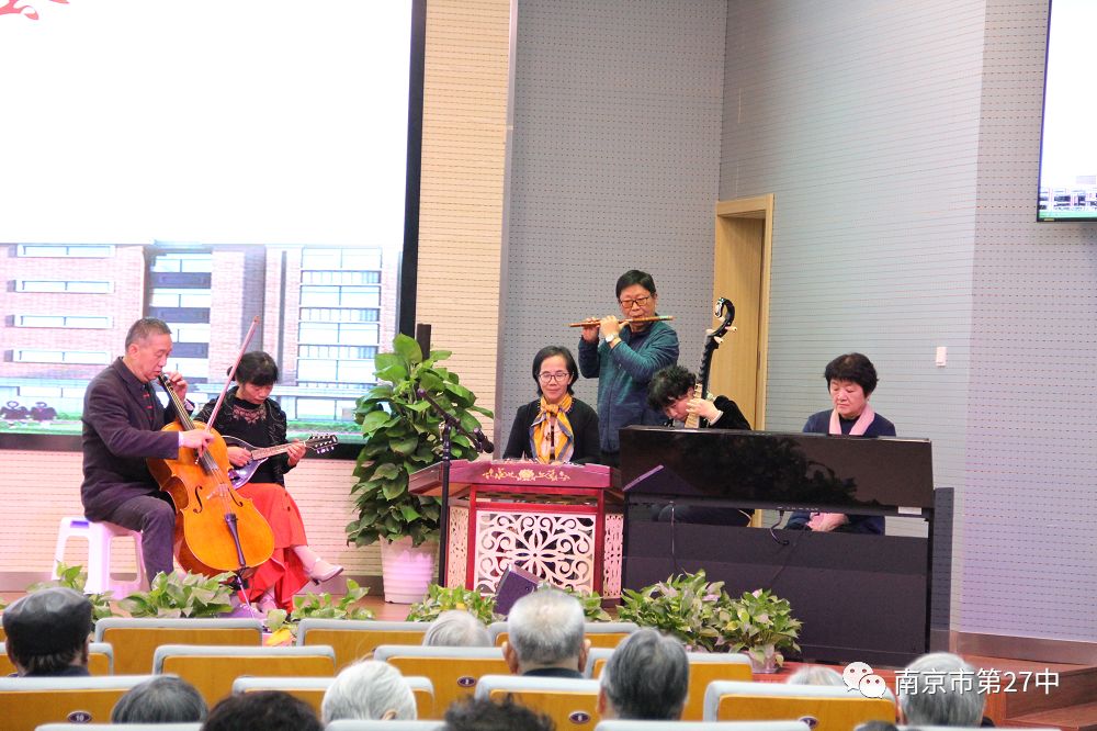 最后全场在著名作曲家,指挥家王亚伦老师的指挥下齐唱《我和我的祖国