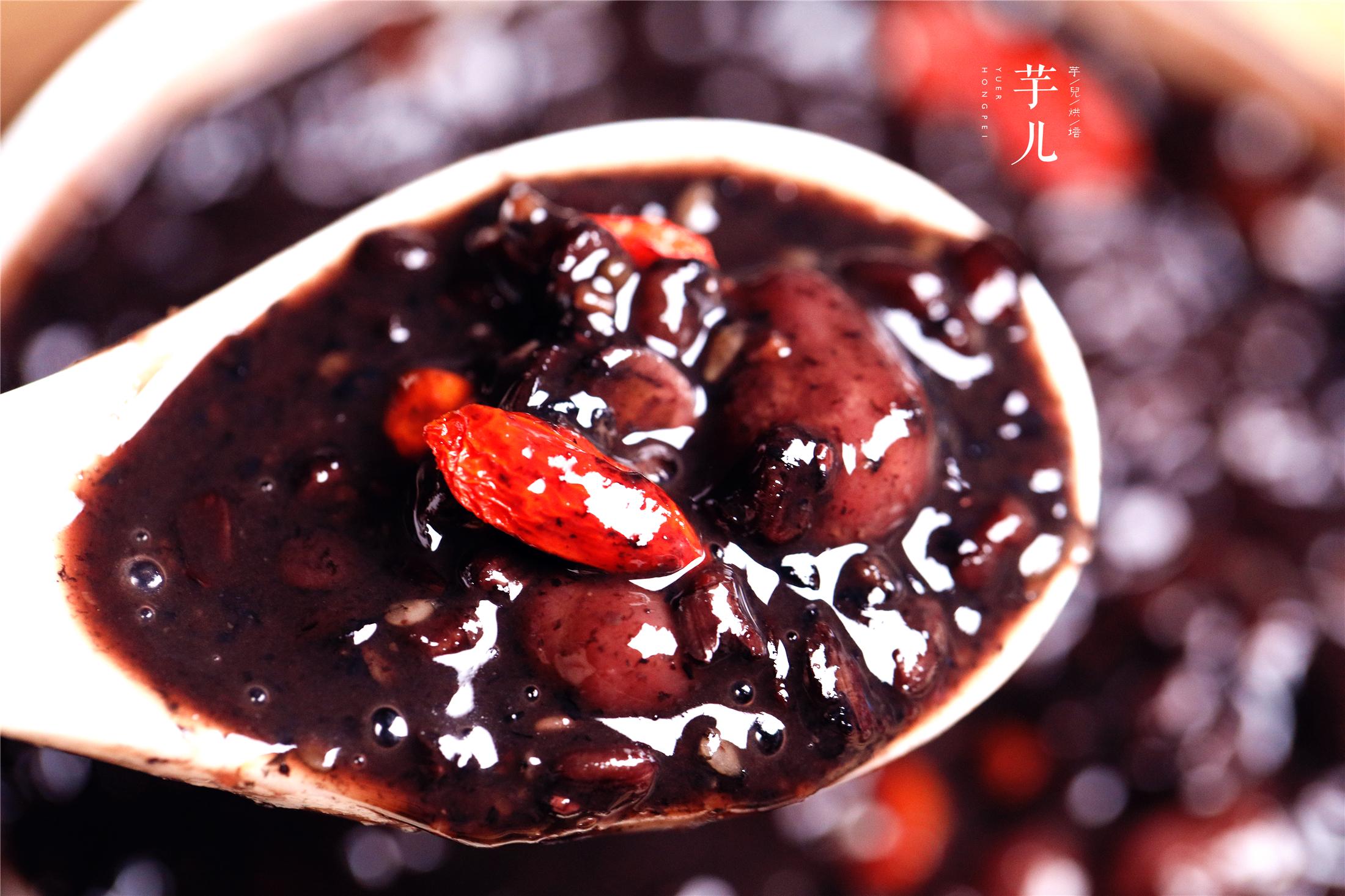 【黑豆花生黑米黑芝麻粥】食材:花生 一小把,黑米30克,黑芝麻 一小把