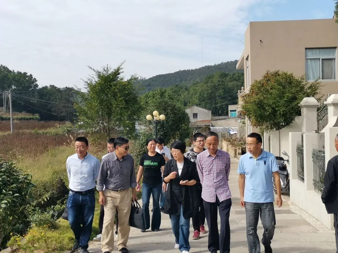 刘令初副主任,传染病防治科陈财荣科长一行3人来到玉环市龙溪镇山里村