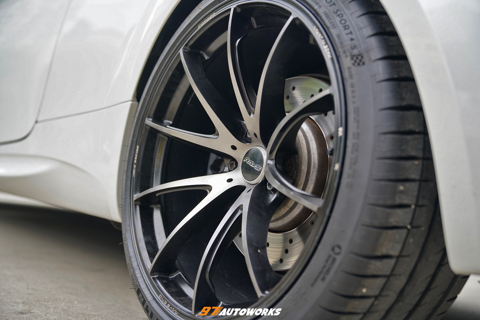 宝马m3(e92)搭配rays g25轮毂20寸米其林ps4s非常帅!