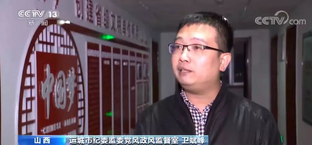 在准备完礼品后,上述银灰色商务车驶入了临猗县自然资源局,调查人员