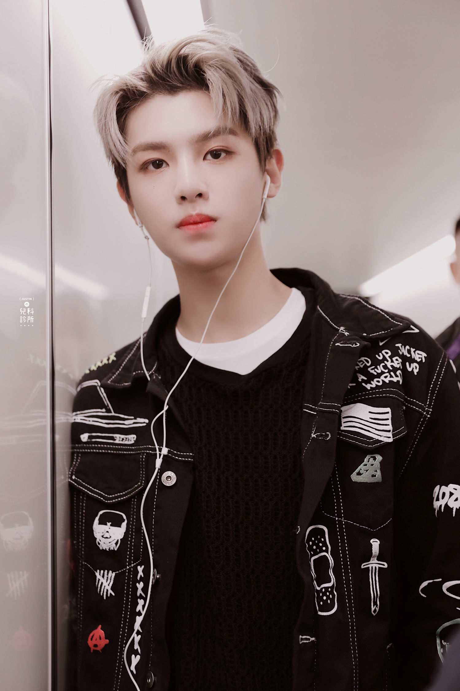 justin昨晚上海飞长沙饭拍分享 白色优雅王子变黑衣摇滚巨星