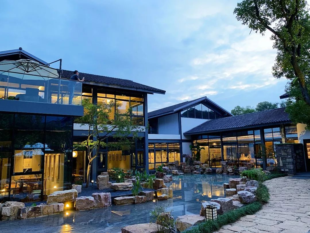 南京第一抹秋色藏在紫金山的人文茶馆里