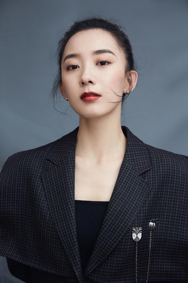 优雅干练演员朱颜曼滋