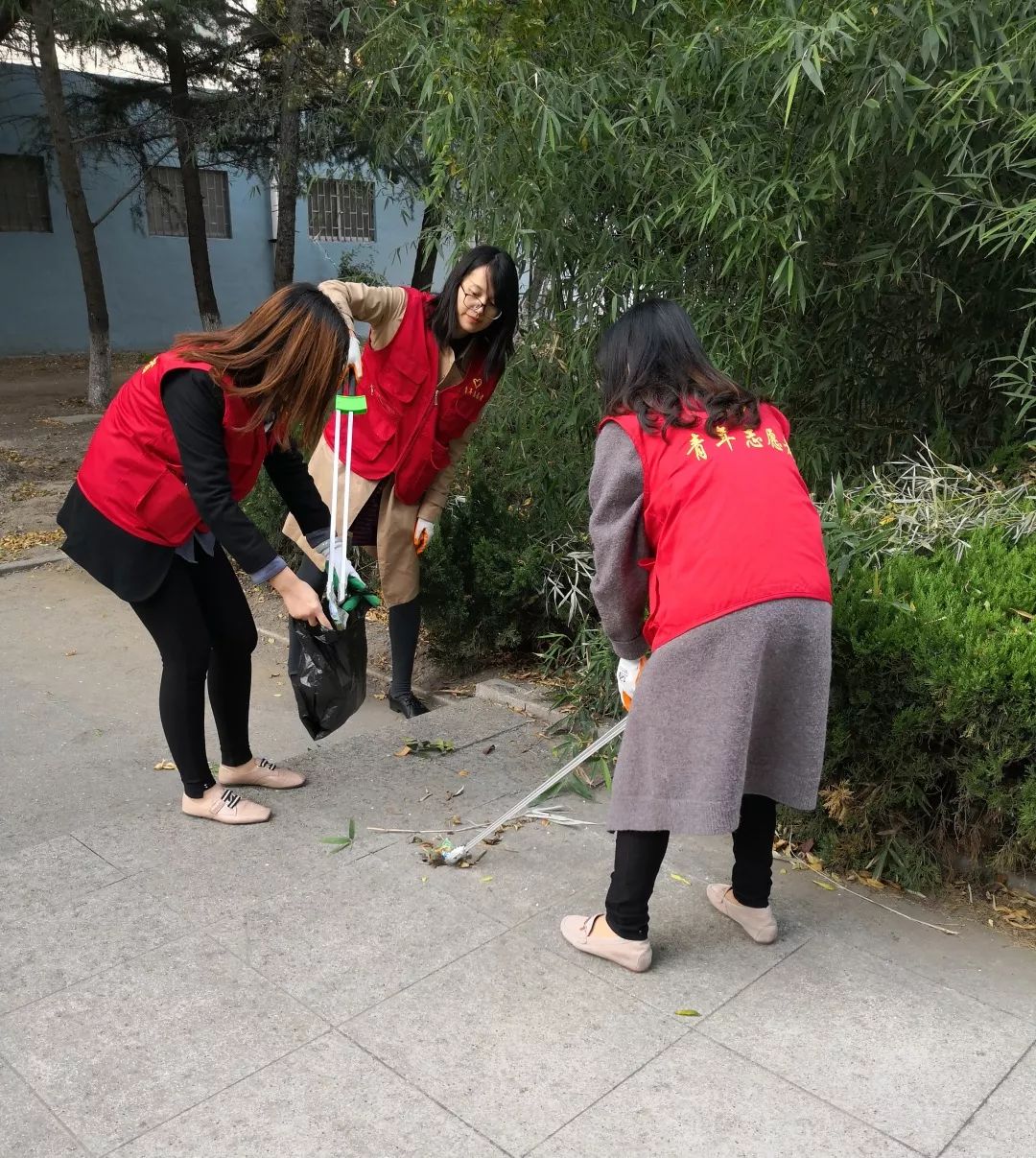 双报到团市委组织全体机关党员到醴泉街道康河社区开展双报到活动