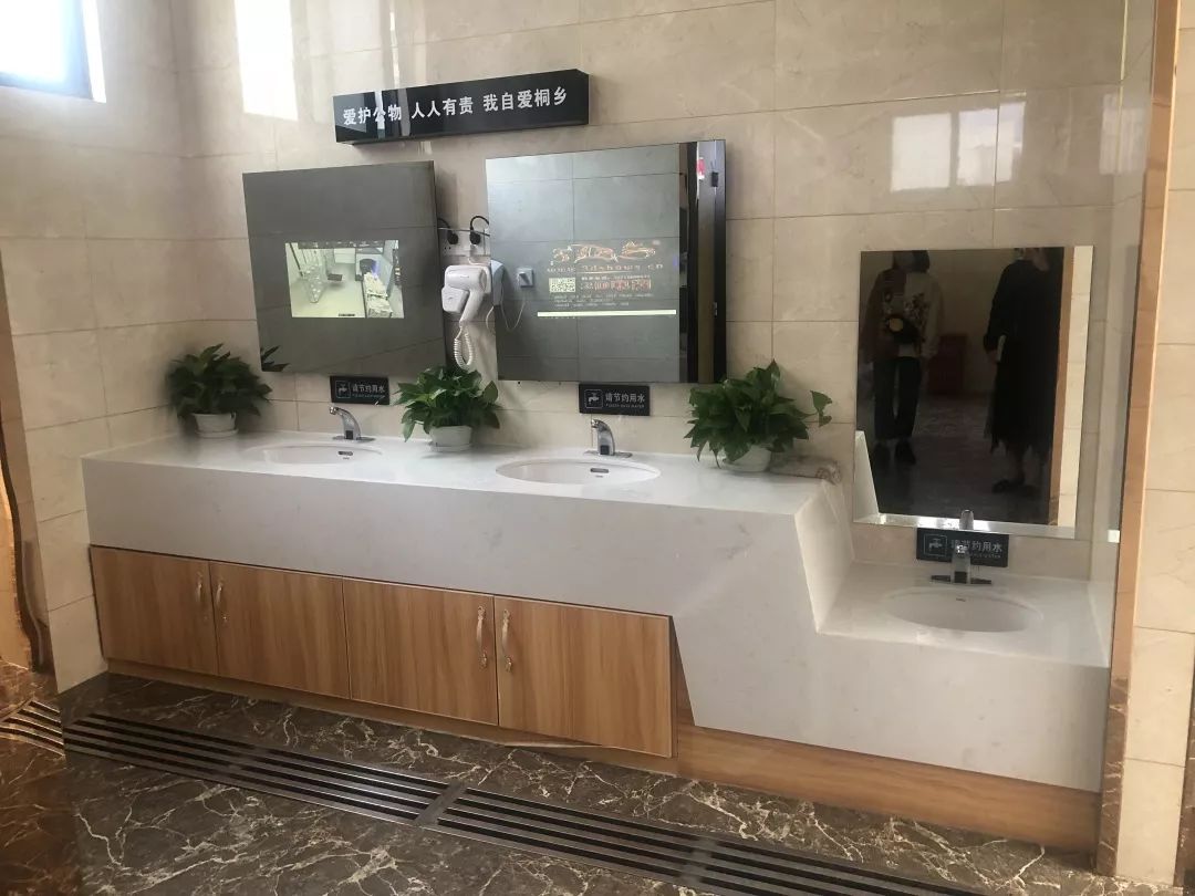 市民只要面朝机器的镜头.取纸机识别后,会从下方"吐"出适量的卫生纸.