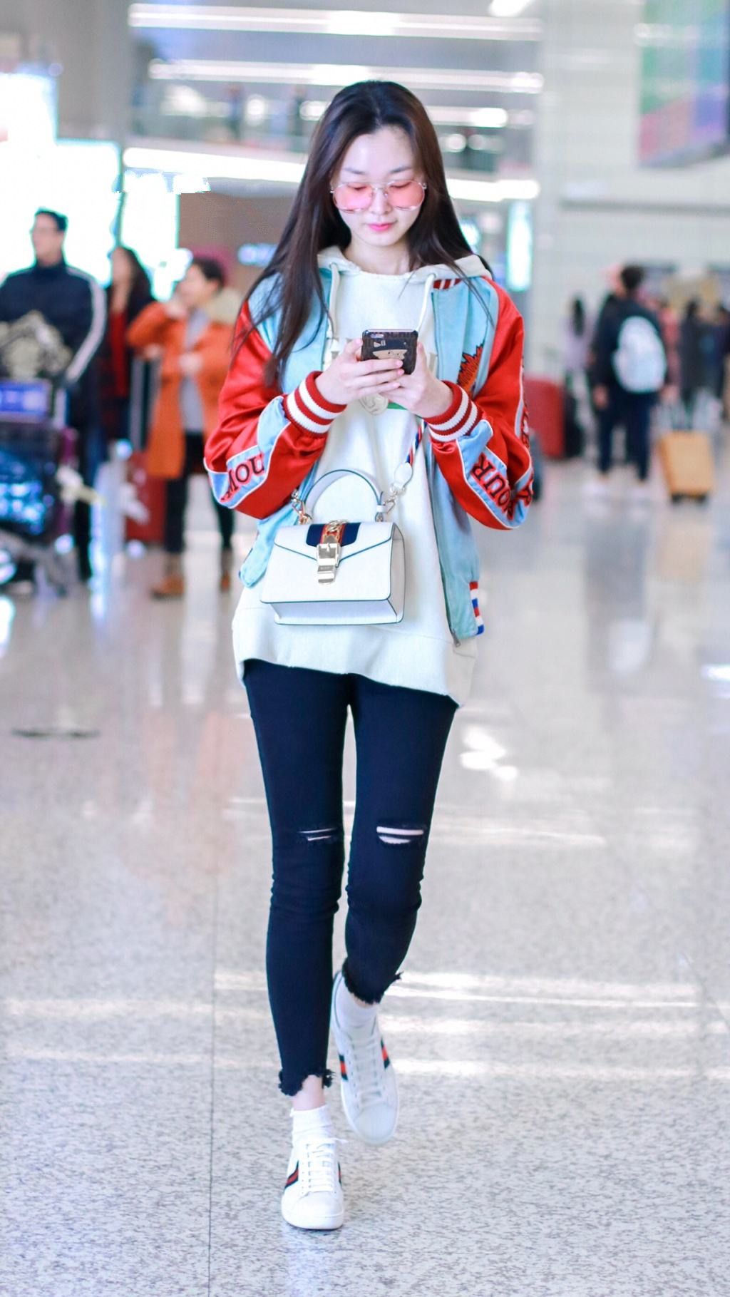 毛边的裤脚很特别,整体效果舒适又好看,百搭的小白鞋