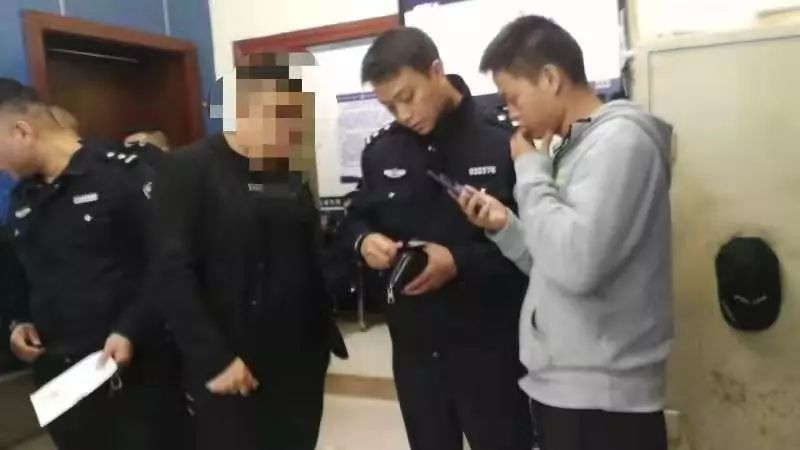 在六盘水市公安局川心派出所清点被执行人移交的随身物品