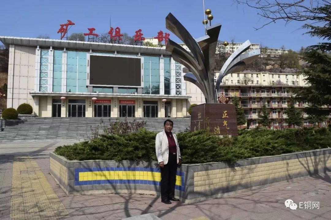 矿区位于鳌背村,并不在原来的王石凹村地界内.