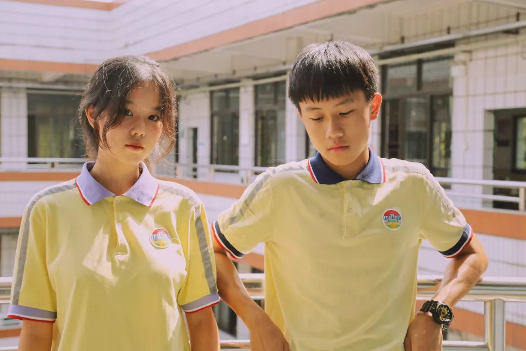 虎门中学生校服图片大全(虎门中学生校服)