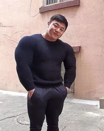 220斤大背肌肉男健身9年只注重上半身结果