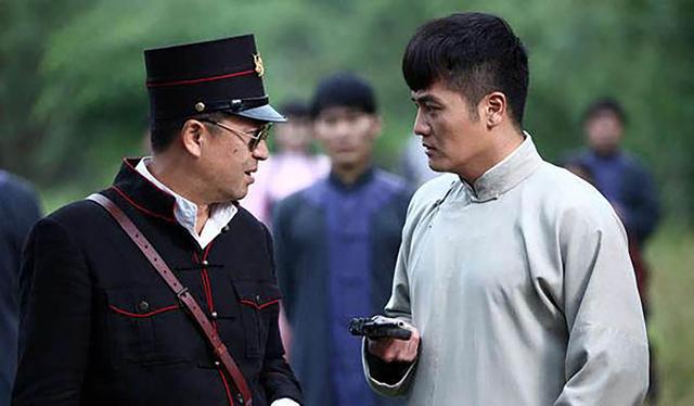 这不张嘉译的表弟也是圈中之人,看过电视剧《致命的承诺》的观众可定