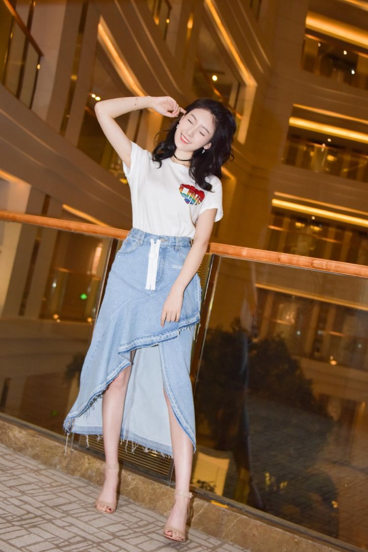 王子璇身穿白色t恤清新怡人下搭浅色牛仔裙时髦又前卫秀美腿性感动人