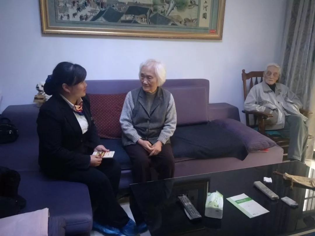 在这个月,我们入户拜访慰问老人,与老人们茶话会话家常,开展公益服务