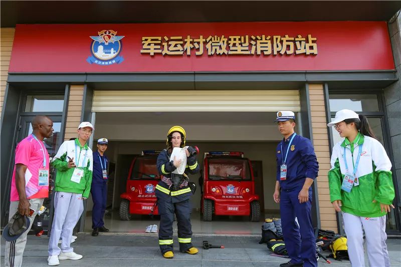 武漢市消防救援支隊在軍運村微型消防站開展消防安全宣傳教育活動,專