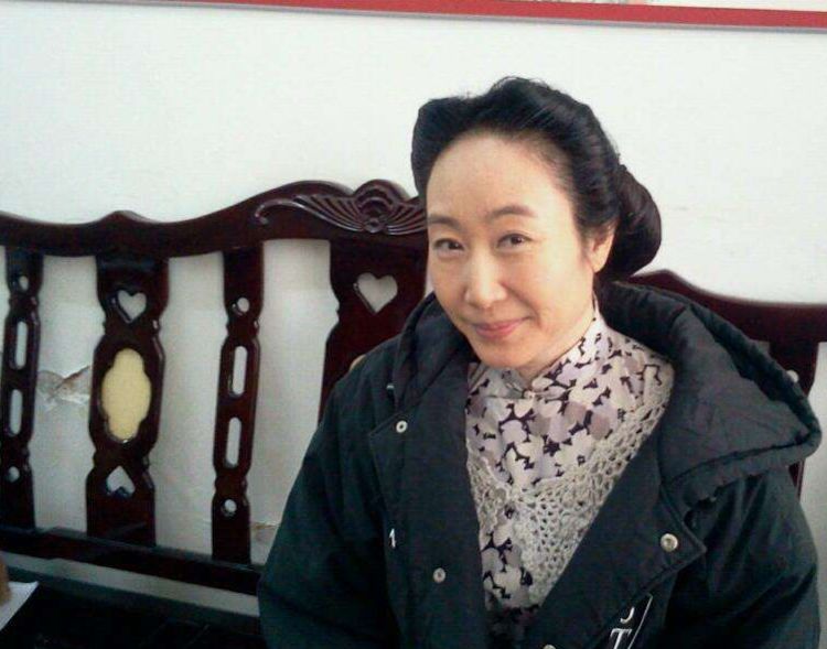 娱乐圈最美爱情,丈夫去世十几年,独自抚养女儿现在生活成这样_潘洁