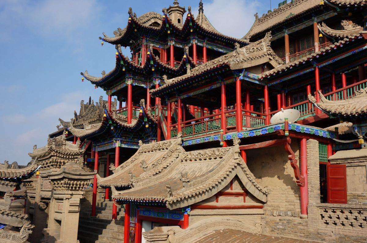 因为丽江多彩的少数民族和浓厚的历史背景,以及离不开我国对丽江建筑
