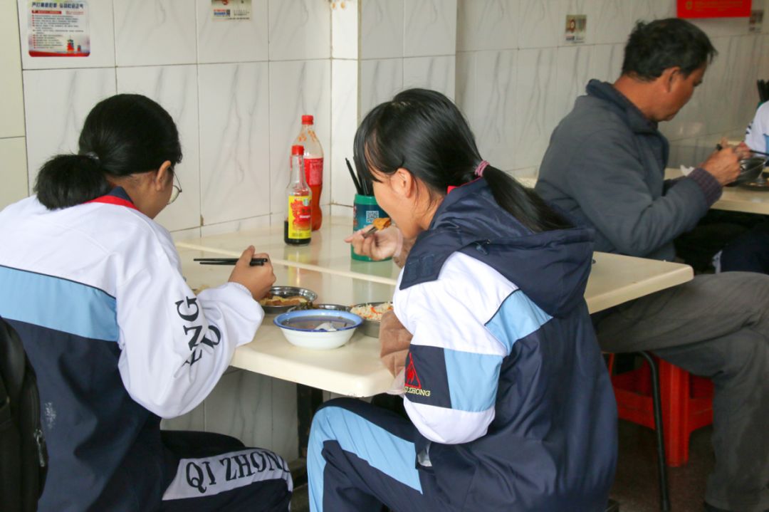 说起学校附近的餐馆,七中的学子都会提起炬龙牛肉店.