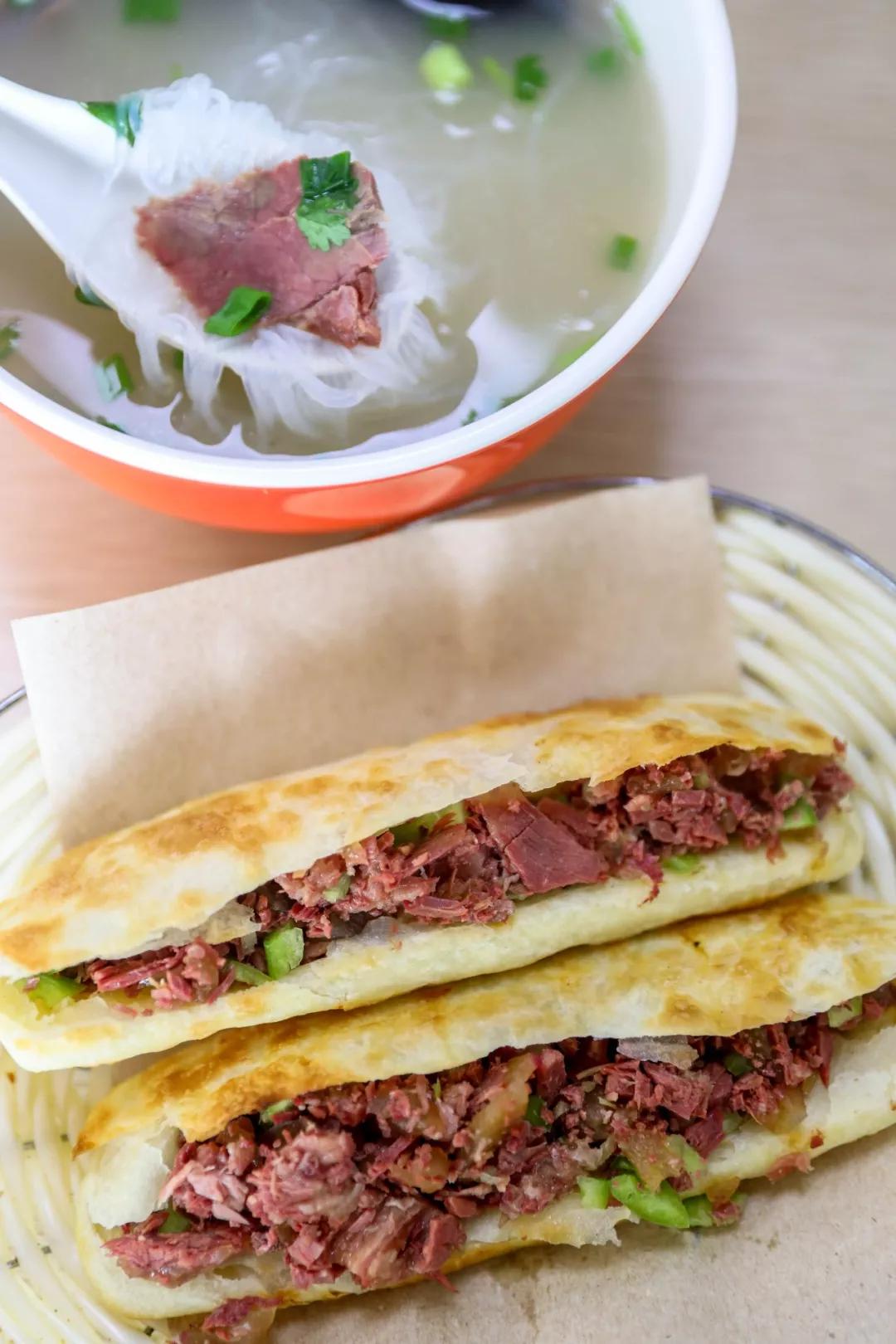 店里还专门列了个火烧和驴肉汤的组合套餐,大概是点单率太高了.