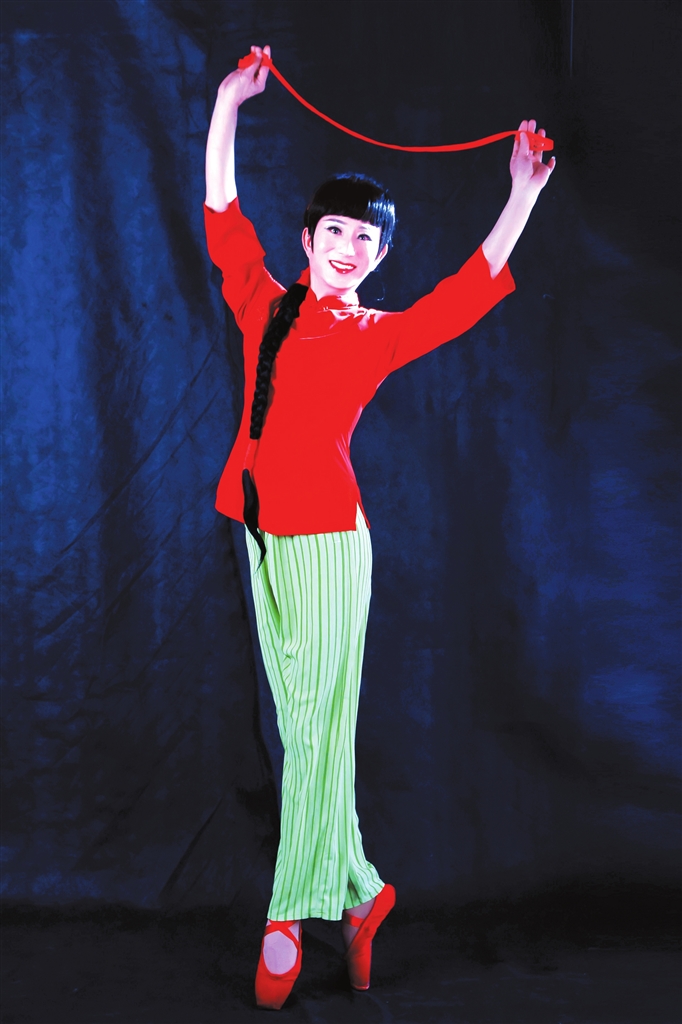 重庆七旬大爷反串舞姿翩翩"喜儿" 成风情万种的"美娇娘"