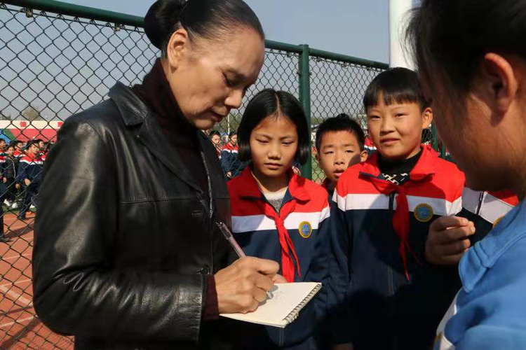 首都艺术家协会会长苏莎女士到平邑县蒙阳新星学校考察指导