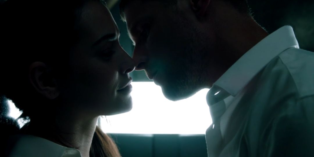 随着时间的流逝,电梯里的气氛暧昧起来.