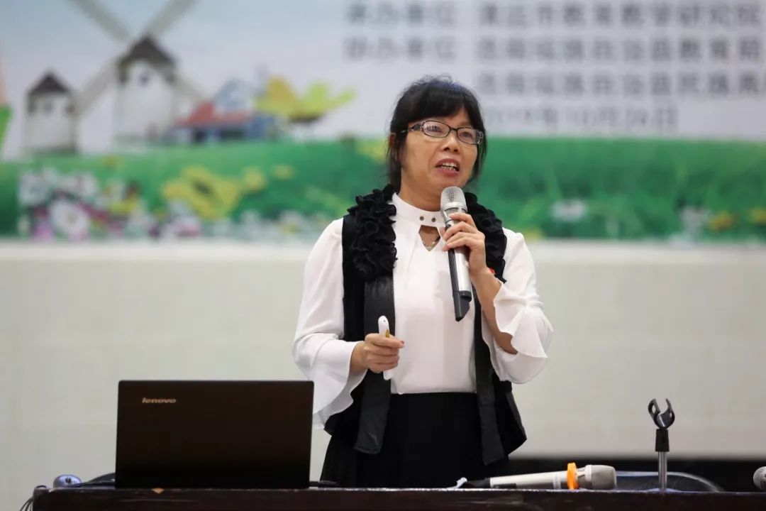 巡回讲座干货太多学生和家长几乎挤满了体育馆