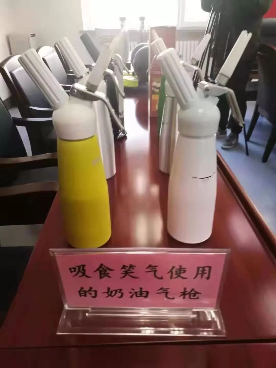 警方随即开展工作,很快在长春市朝阳区一小区内将"笑气"贩子陈某抓获