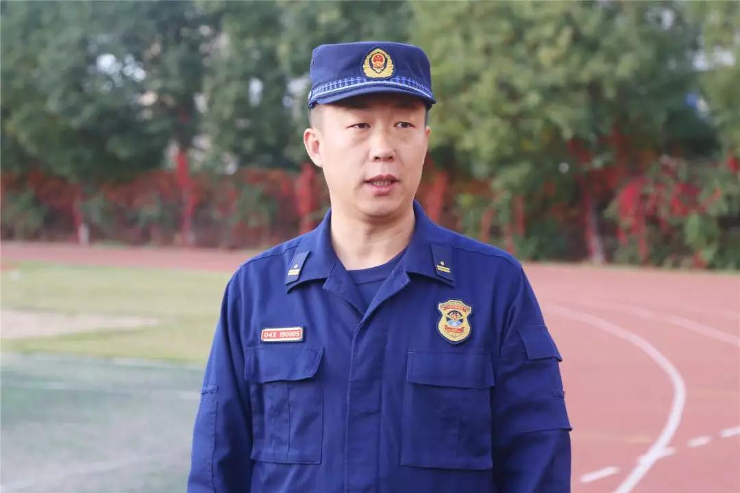 为27名预备消防士晋升四级消防士和四级消防士晋升三级消防士的人员
