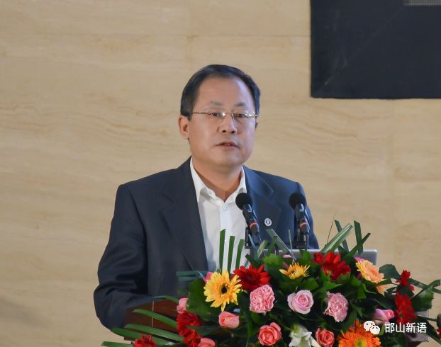 副区长王建国介绍区情概况和推介招商区委常委,常务副区长郝桐推介区