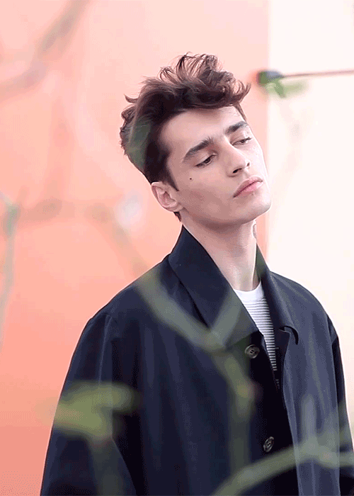 adrien sahores 来自法国巴黎 是一位圈内知名的男模,今年28岁也是他