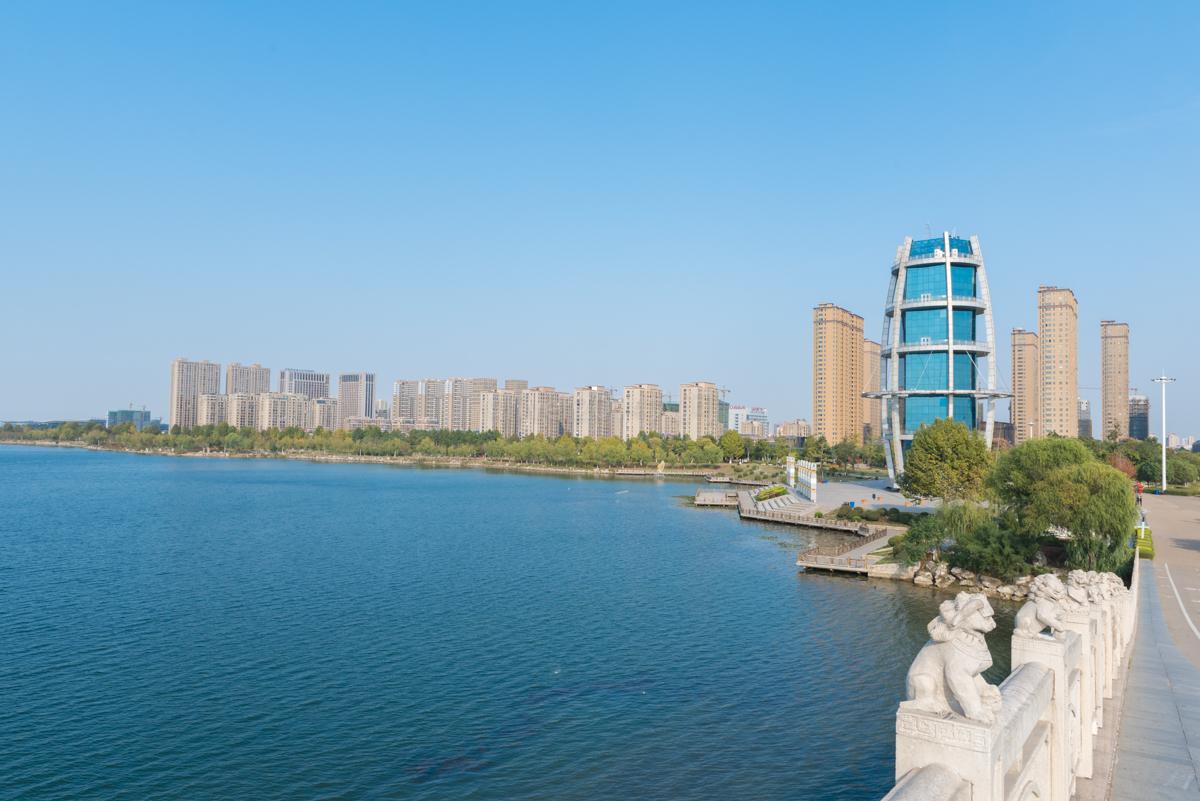 東海縣雖然沒有太知名的旅遊景點,但縣城裡的西雙湖公園景色很不錯.