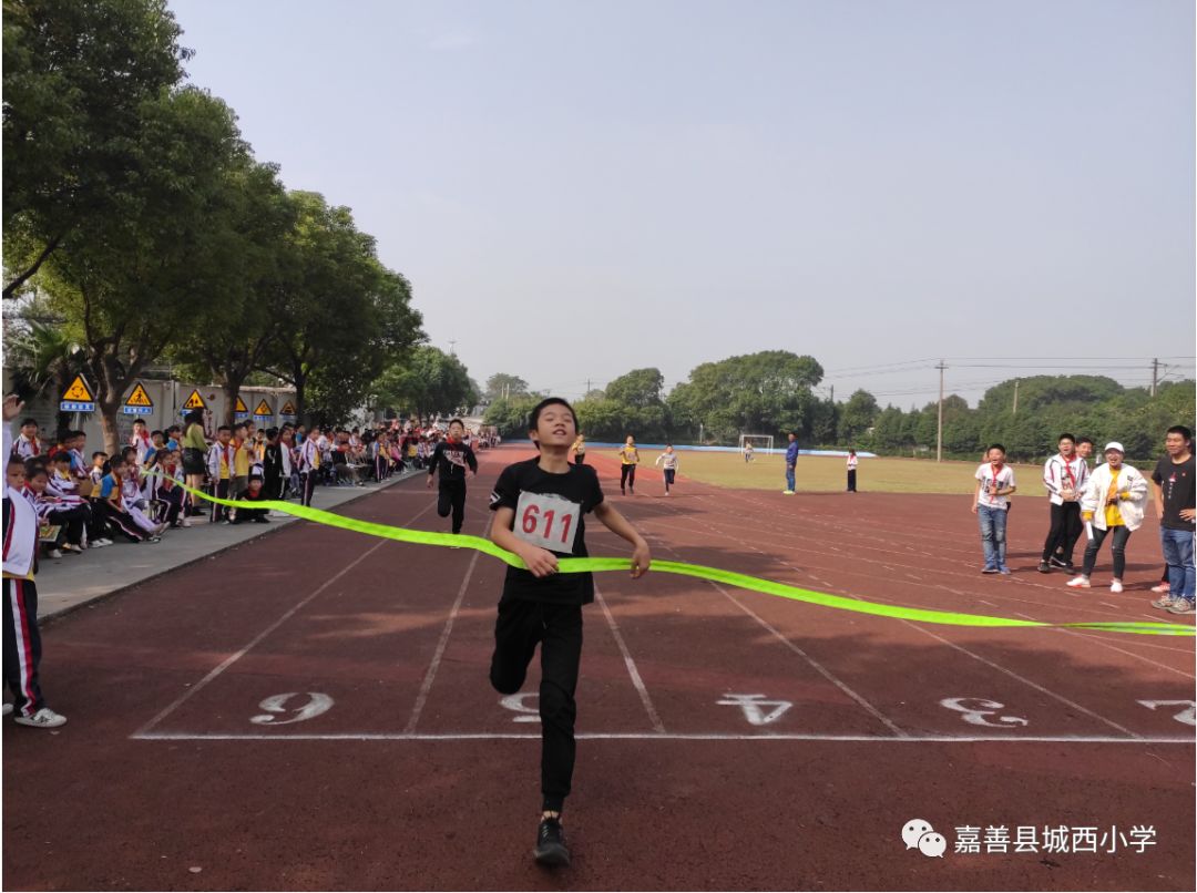 今天我们驰骋在绿茵操场上记嘉善县城西小学2019学年第四十届秋季运动