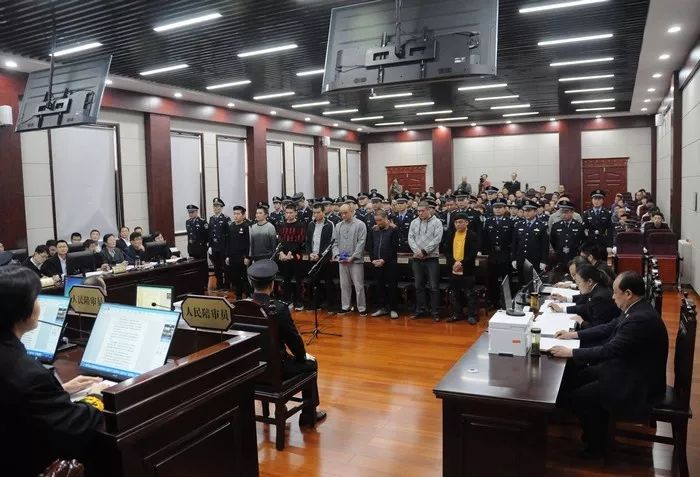 大快人心枣庄这起19人涉黑犯罪案件公开开庭