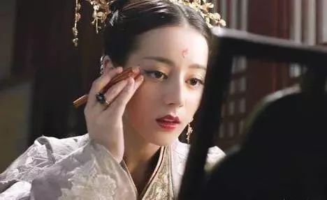 原创古装剧中女星描眉袁姗姗姿势夸张迪丽热巴眉笔太抢镜