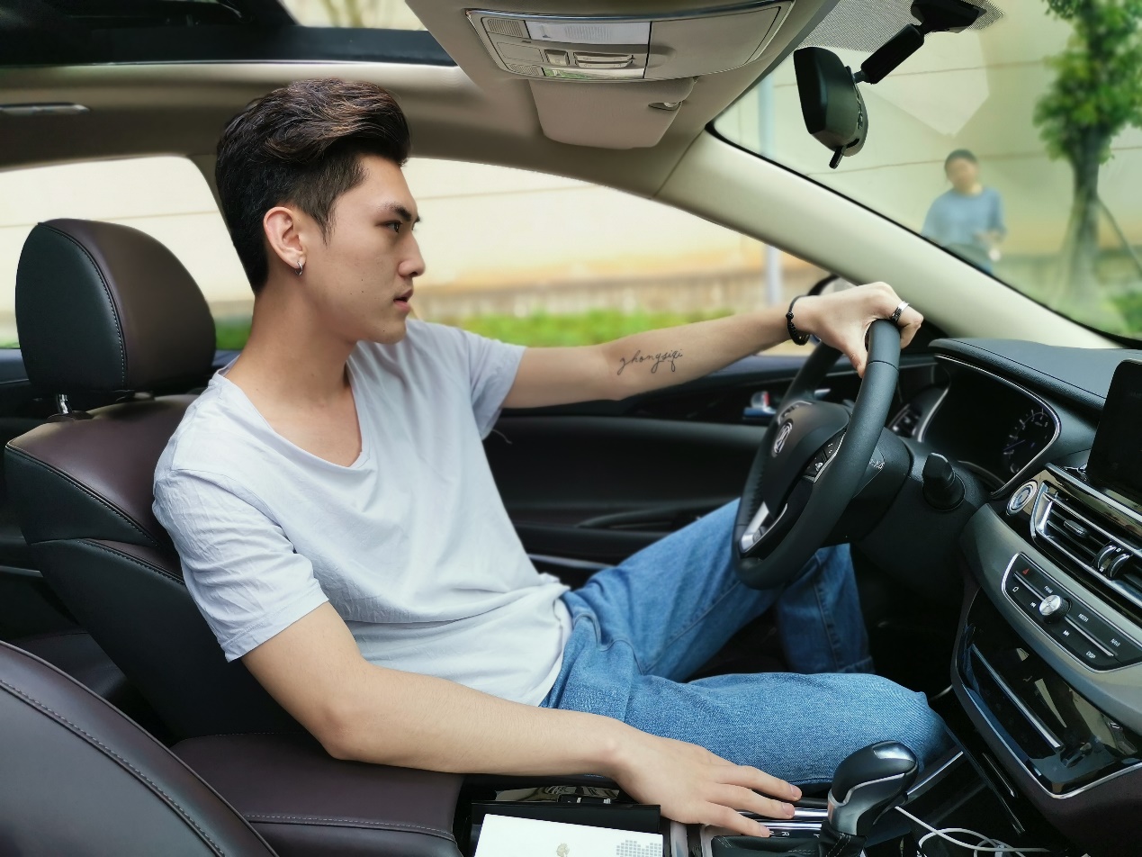 开车的姿势来一张.