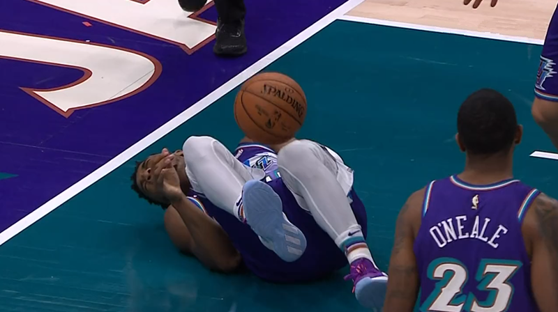 关于米切尔此刻的感受,下图中的表情无疑可以说明一切:于是下一秒