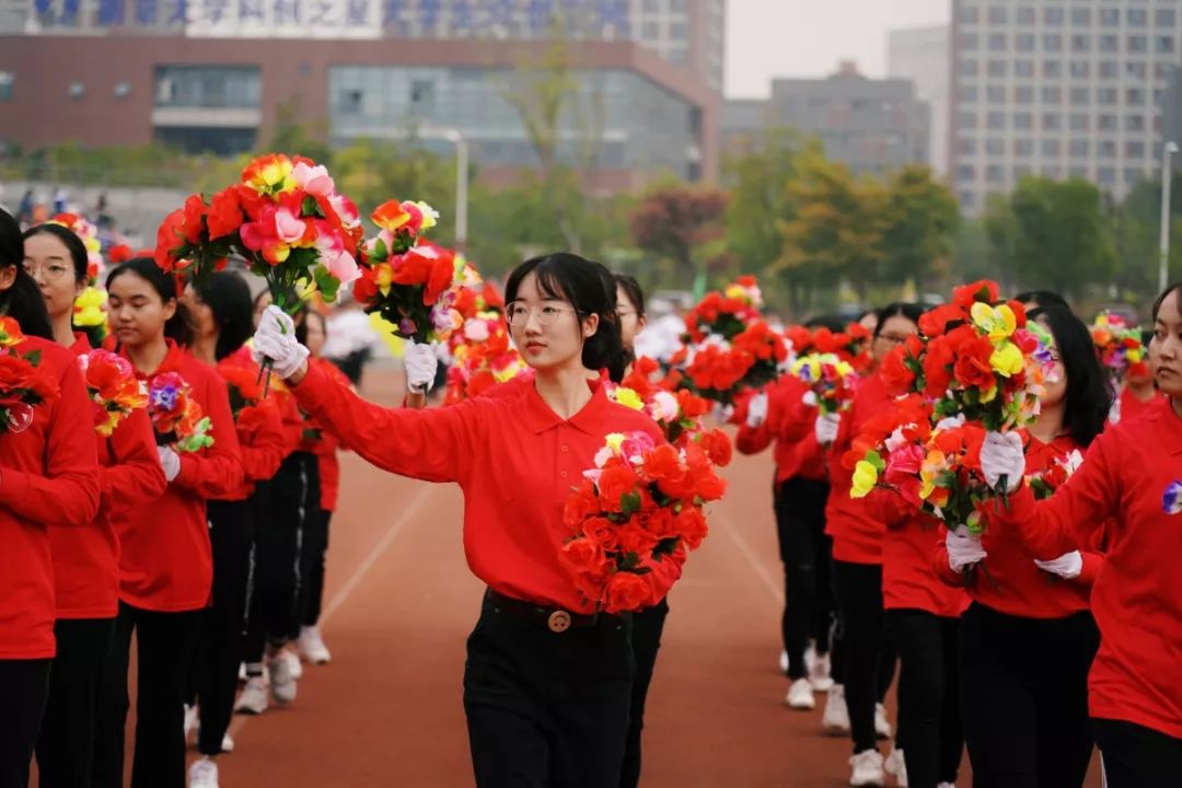 南京大学第60届运动会开幕式第一项是国旗与鲜花队,红旗队入场