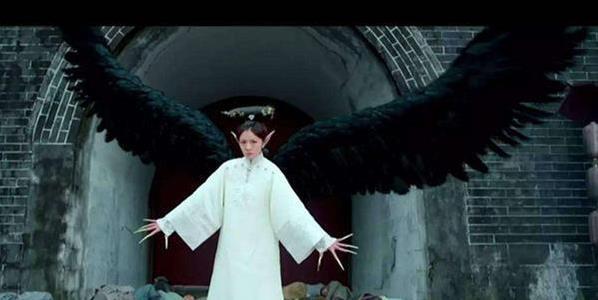 《半妖倾城》播出,剧中她身穿白衣,身后带着一对黑色翅膀,形成了鲜明