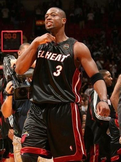 nba最嚣张6大庆祝动作:乔丹从容命中3分后,一脸无奈摊开双手_泰伦卢