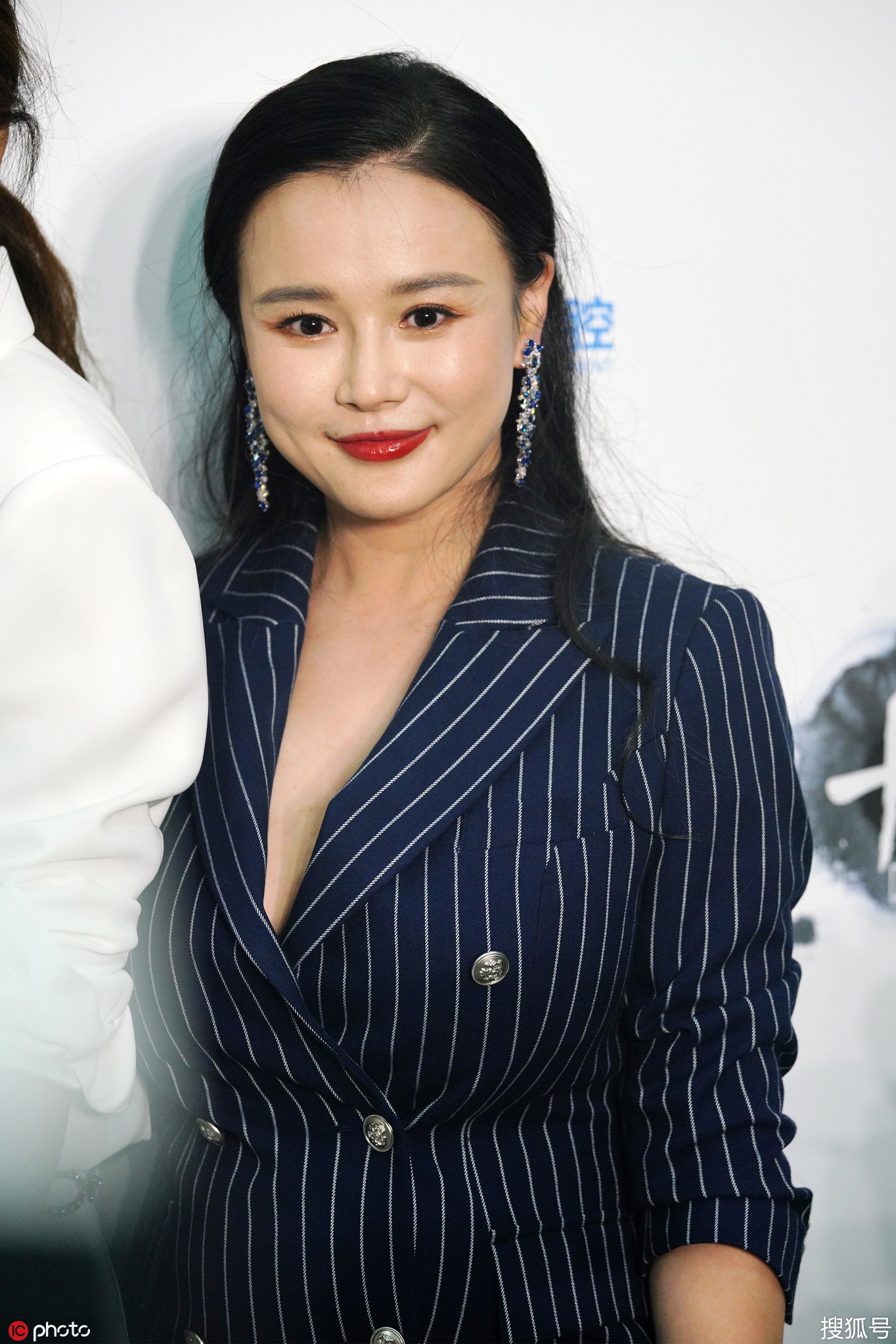 冉莹颖三胎后复工喜气洋洋,好身材比之前还傲人