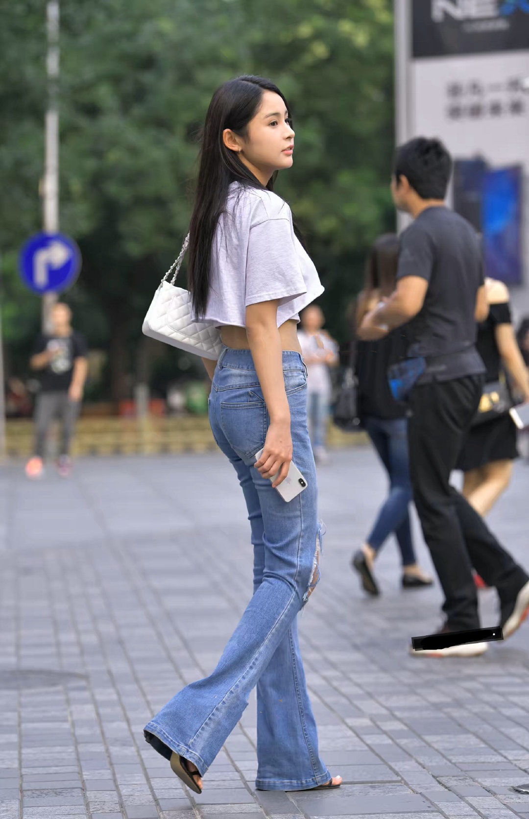 路人街拍:今年翻红的牛仔喇叭裤,破洞要在这个位置才好看!