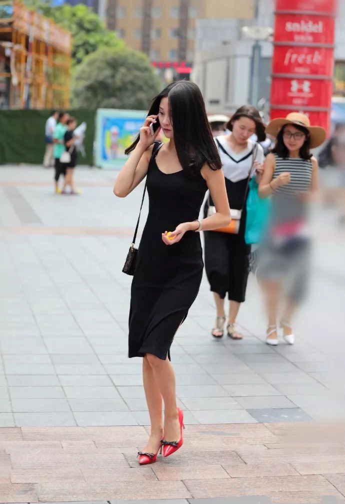 女人穿高跟鞋走路声音图片