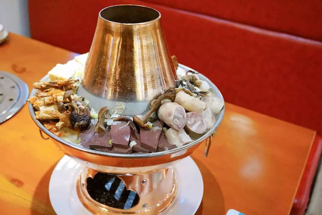 这锅极具蒙古特色的暖锅可是店里的新品探店那天正好让小编赶上了满满