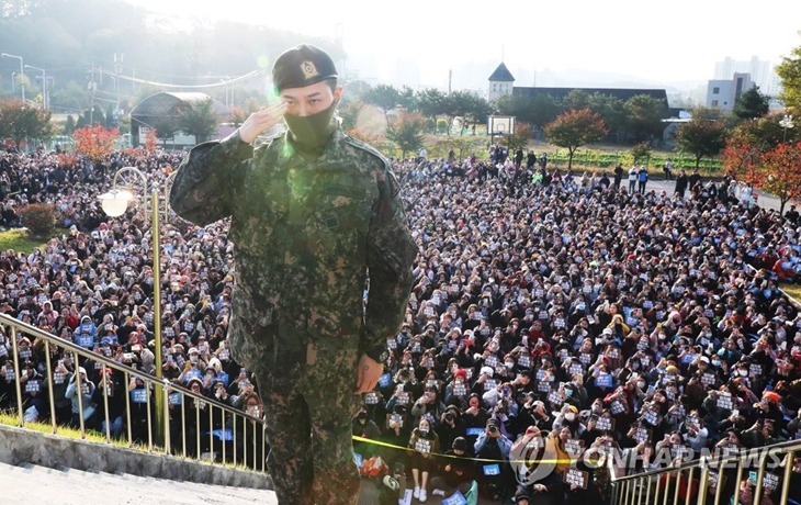 权志龙退伍巨星归来大批粉丝到场迎接应援给力组图